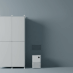 Studio-Stillleben: Kleiderschrank mit Wandabstand, Lüftungsgitter und displayloser Entfeuchter, viel Negativraum