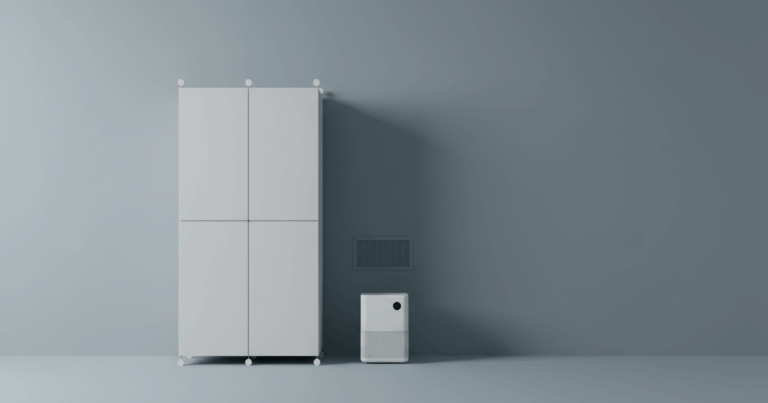 Studio-Stillleben: Kleiderschrank mit Wandabstand, Lüftungsgitter und displayloser Entfeuchter, viel Negativraum