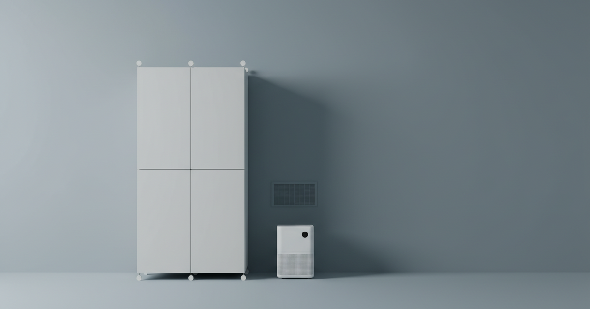 Studio-Stillleben: Kleiderschrank mit Wandabstand, Lüftungsgitter und displayloser Entfeuchter, viel Negativraum