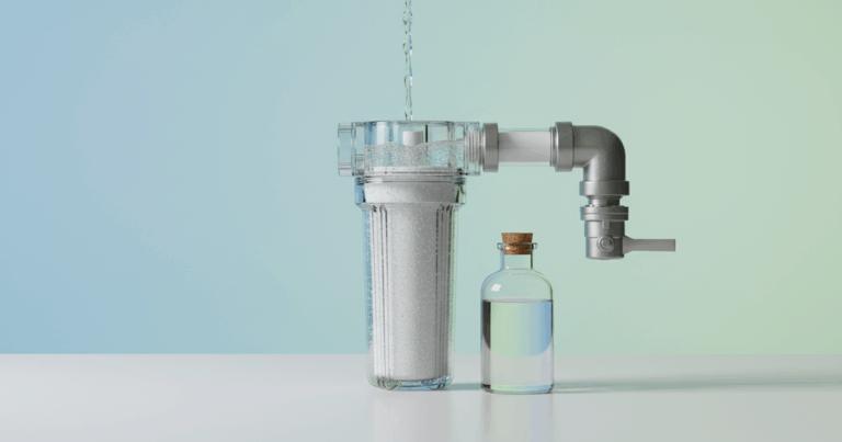 Transparenter Inline-Sedimentfilter in Regenwasserleitung, Wasser strömt sanft; daneben Absperrhahn und leere Glas-Probenflasche, minimalistisches Studio